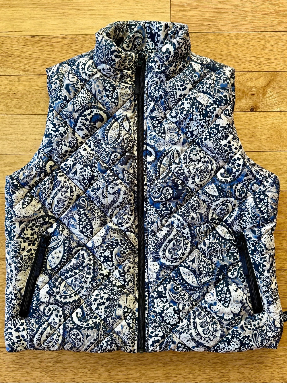 LIKE NEW Vera Bradley Quilted Paisley Print Puffer Vest, Blue/White, Sz Medium